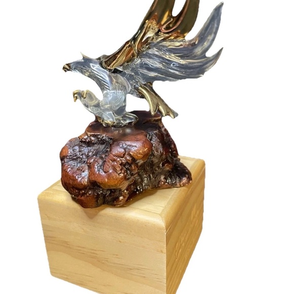 Vintage Glass Eagle Sculpture Perched on Burl Wood with 22k Gold Accents 7x5 - Picture 3 of 7